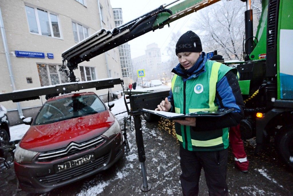Максим Ликсутов: Платной парковки во дворах не будет