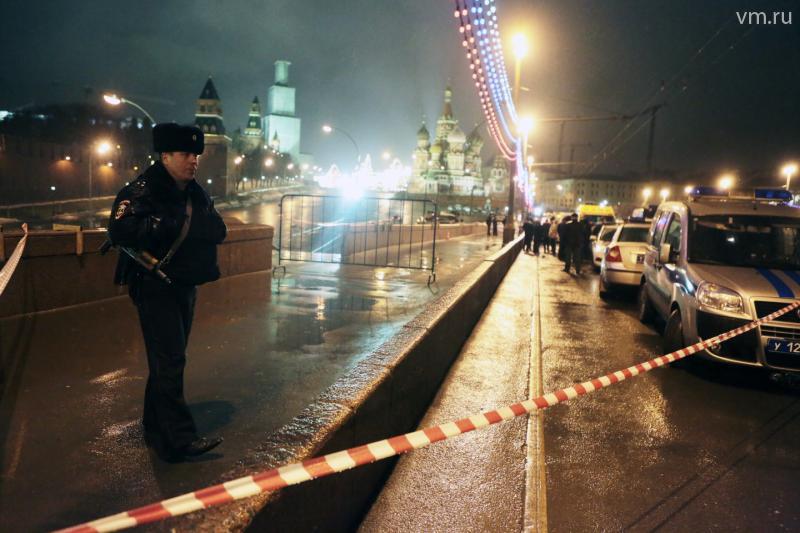 Москвичи до сих пор несут цветы к месту гибели Бориса Немцова