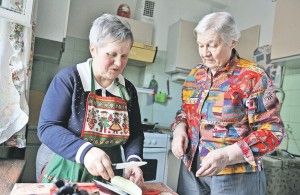 Социальный работник филиала «Хамовники» Центра социального обслуживания «Таганский» Марина Хаустова (слева) помогает пенсионерке Валентине Плотниковой готовить обед 