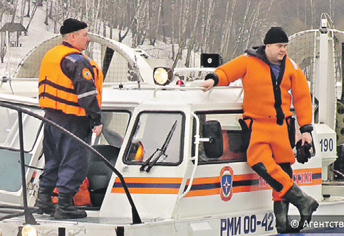 Спасатели вышли на тонкий лед к рыбакам