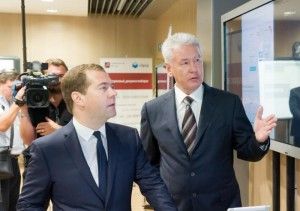 Медведев и Собянин проинспектировали МФЦ в Строгино 