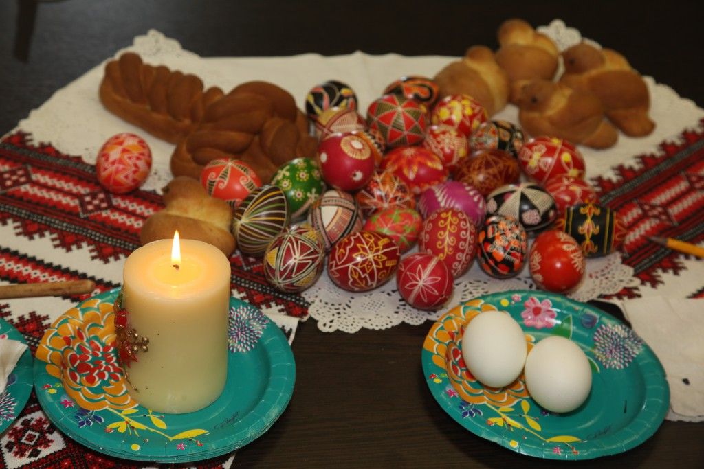 К Пасхе на деревьях в центре столицы появятся декоративные яйца