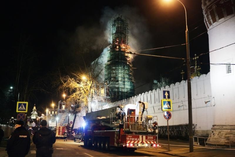 Колокольня Новодевичьего монастыря, горевшая ночью, почти не пострадала