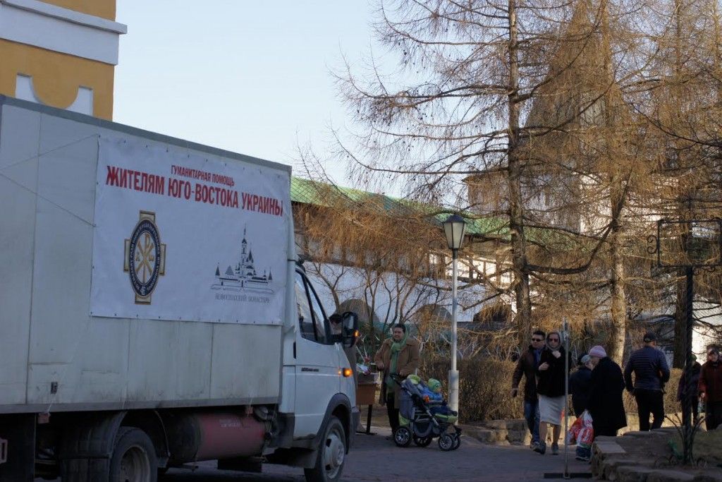 Жители Донбасса получили в подарок около 2500 освященных куличей от москвичей