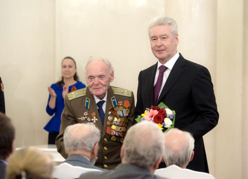 Собянин вручил ветеранам юбилейные медали 