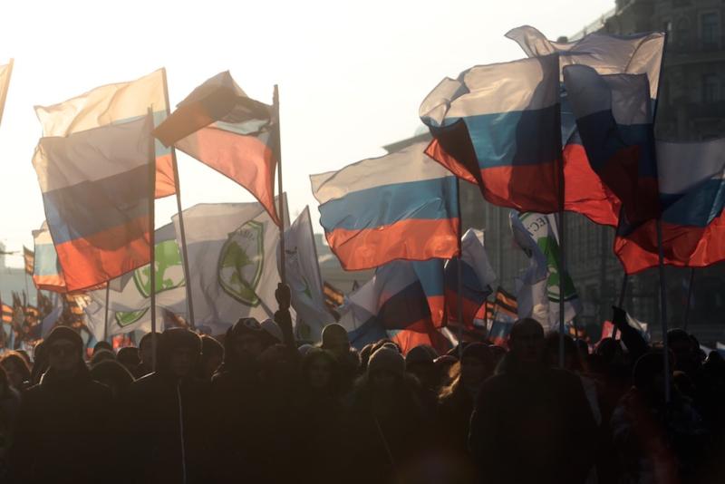 Члены партии «Единая Россия» споют гимн нашей страны в День флага