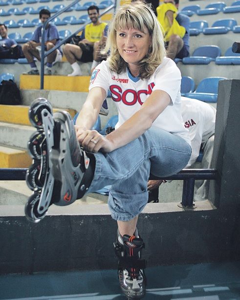 Светлана Журова катается по набережной на роликах