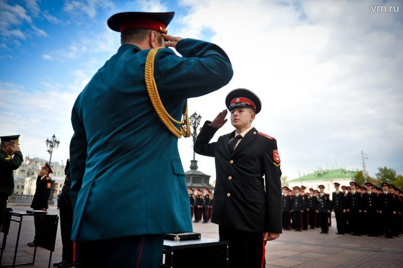 Воспитанники военных училищ отметили выпускной на Соборной площади