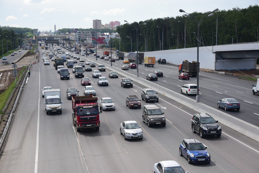 Транспорт проспект москва. Автомобильный транспорт. Транспорт на дороге. Много машин на дороге. Поток машин.