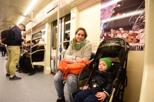 Пассажиры в поезде "70 лет Великой Победы" во время движения по Серпуховско-Тимирязевской линии метрополитена.