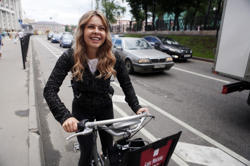 Москвичам предложили оценить идею создания первой в столице велосипедной полосы