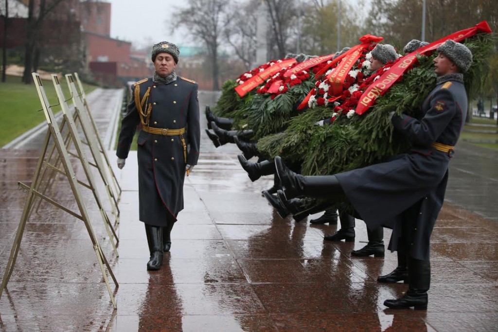 Прощание со знаменем. Президентский полк могила неизвестного солдата. Солдат президентского полка на могиле. Солдат осень. Памятник призывникам Москва.