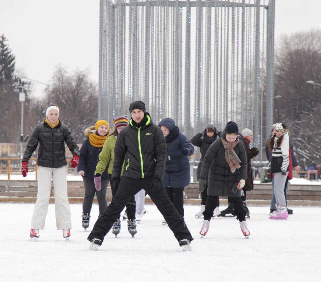 В парках Москвы этой зимой научат кататься на коньках