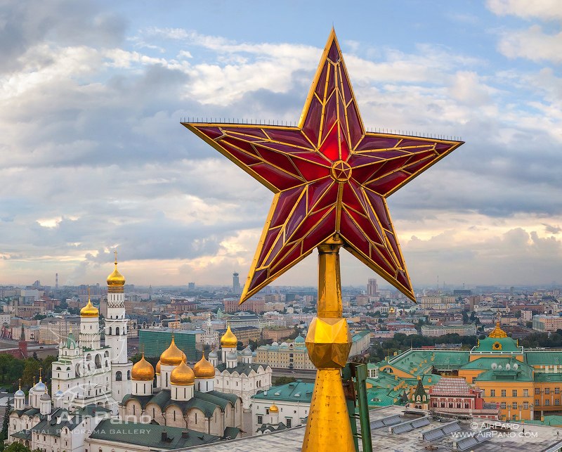 Рубиновые звезды Кремля отметили годовщину
