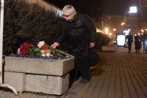Москвичи несут цветы к Посольству Франции в память о жертвах терактов в Париже