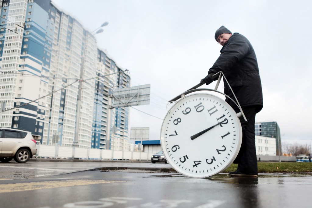 Время сходить. Общественные часы. Часы городские уличные. Время пошло фото. Реклама будущих электрочасов.