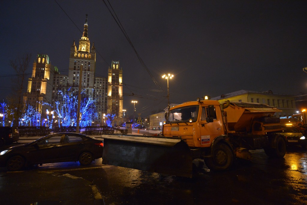 Семь тысяч единиц техники выехали убирать снег с улиц Москвы