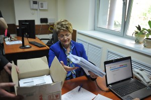 Депутат И. А. Назарова сдает анкеты для праймериз выборов.