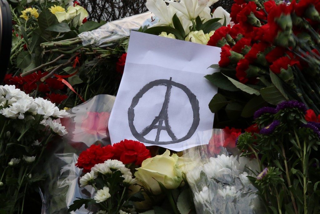 Карикатура на теракты в Париже появилась в Charlie Hebdo