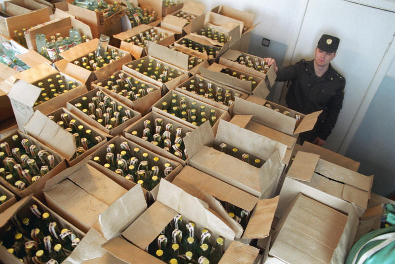 На Калужском шоссе полицейские изъяли свыше 200 тысяч бутылок поддельного алкоголя