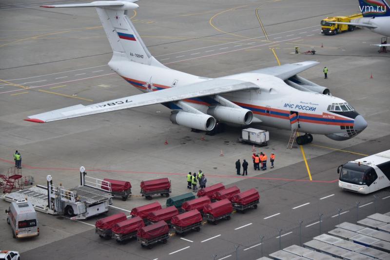 Во «Внуково» начали разгружать второй самолет с вещами российских туристов