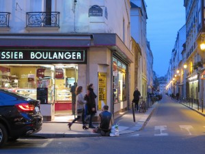 Парижане почтили память погибших неделю назад во время теракта