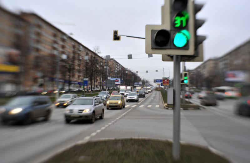 На четырех магистралях Москвы светофоры подстроят под скорость потока