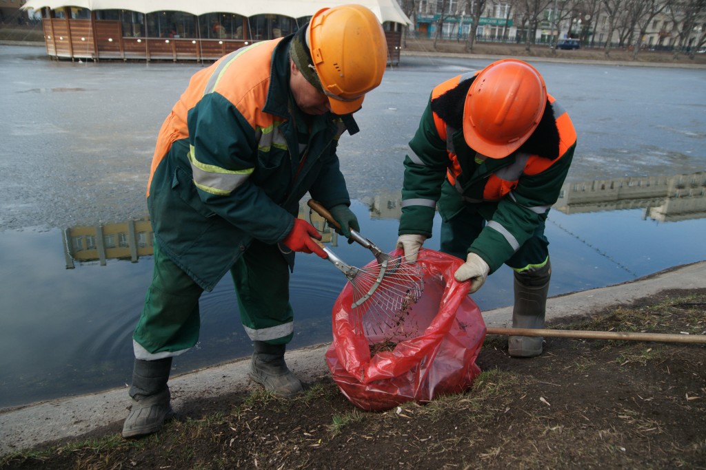 Порядка тысячи кубометров крупногабаритного мусора собрали на водоемах Москвы за сезон