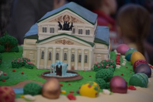 Освящение 900-килограммового кулича и раздача кулича всем желающим на Пушкинской площади в рамках фестиваля "Пасхальный дар"