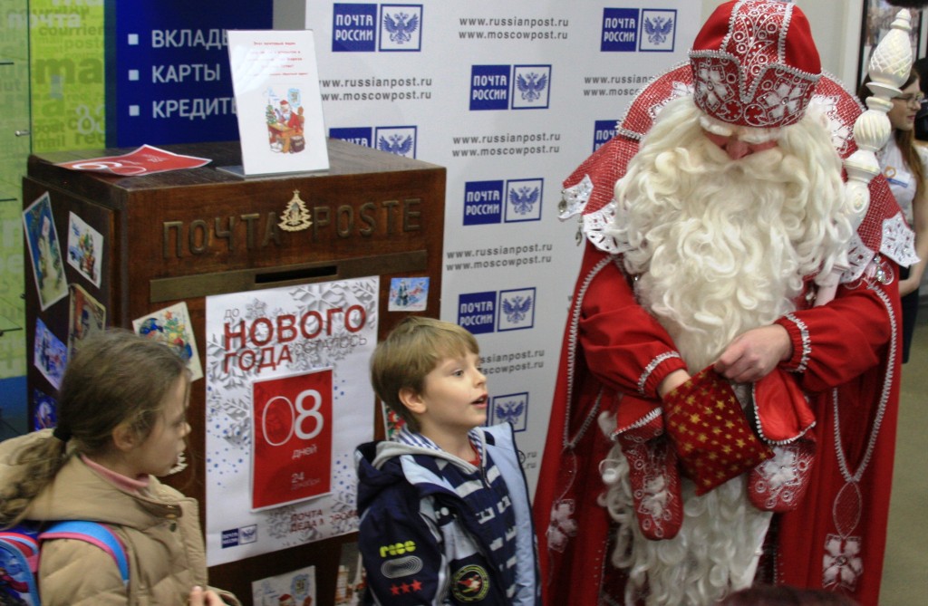 Дед Мороз приехал в главное отделение почты Москвы