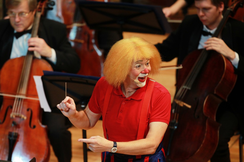 клоунский спектакль. человек оркестр клоун. клоунский спектакль. клоун дирижер. клоун рон клаксон.