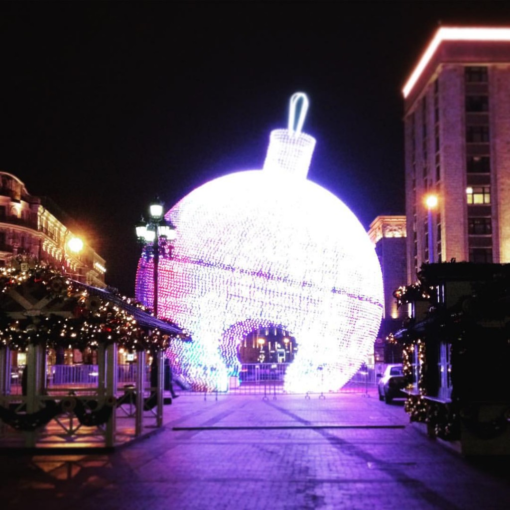 На Манежной площади установили новогодний шар