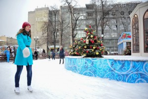 5 января. Москвичи гуляют по городу. Каток на Пушкинской площади