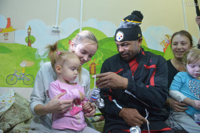 Боксер Рой Джонс навестил детей в Морозовской детской больнице