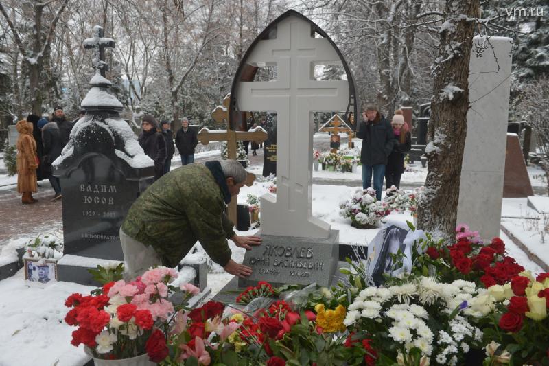 Театр имени Вахтангова установил памятник на могиле Юрия Яковлева