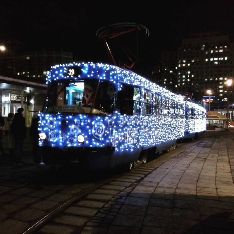 Новогодний трамвай очень понравился московским пассажирам: ВИДЕО