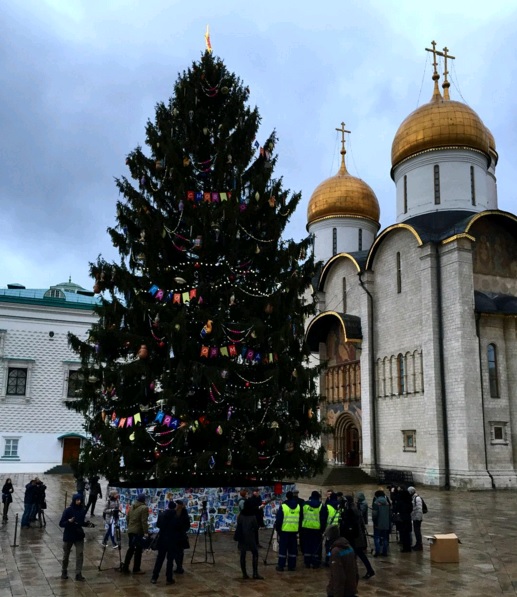 Главная новогодняя елка России наряжена