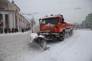 На улицы Москвы выехало максимальное количество техники для борьбы со снегом