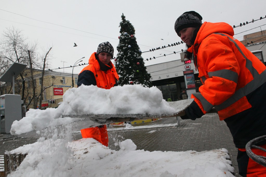 Уборка снега в Москве: бригады, караулы и горячий чай