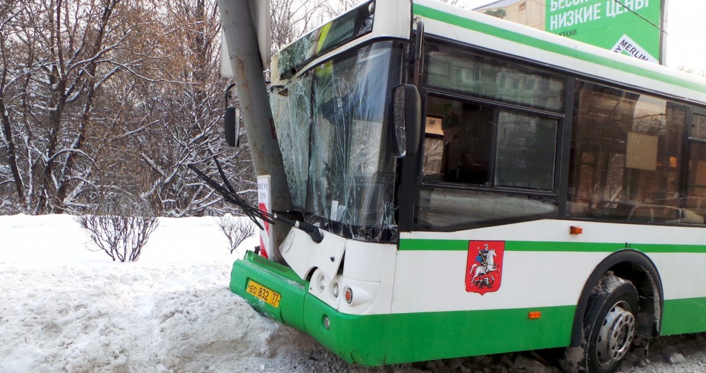 Пассажирский автобус врезался в столб на юго-западе Москвы
