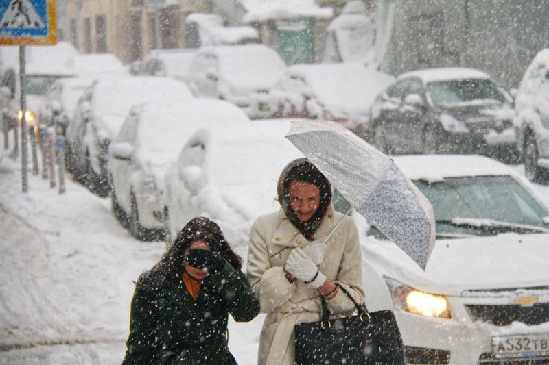 Снегопад: Москва стоит в 8-балльных пробках
