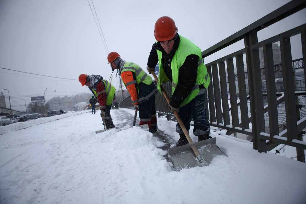 На улицах Москвы убирают снег более 7 тысяч единиц техники