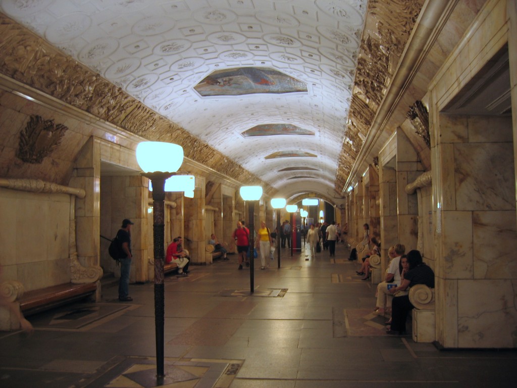 На станции метро «Новокузнецкая» пассажир бросился под поезд