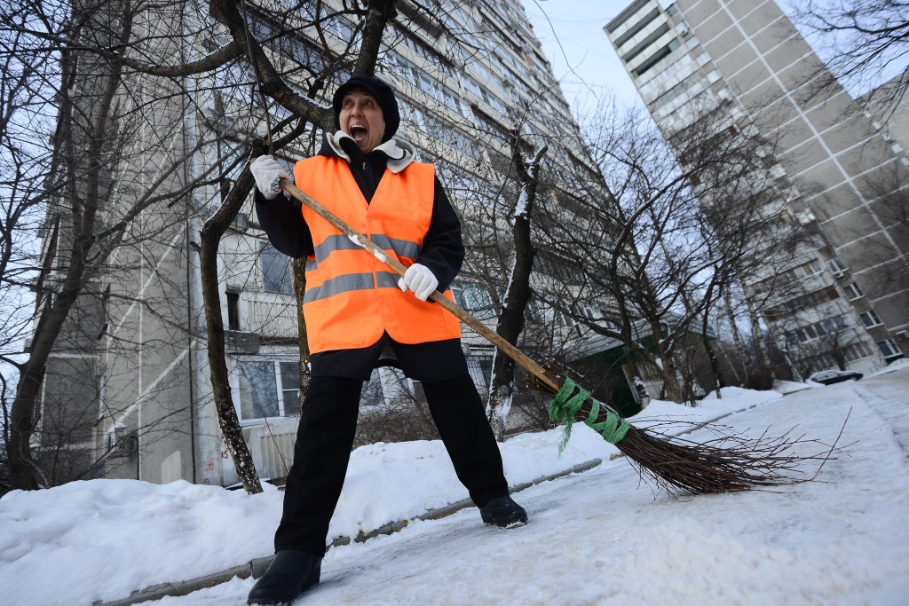Активные пенсионерки помогают коммунальщикам Москвы чистить снег