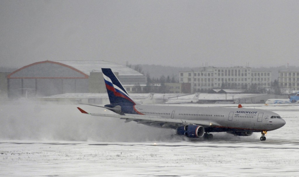 Из-за снегопада в Москве отменены 100 авиарейсов