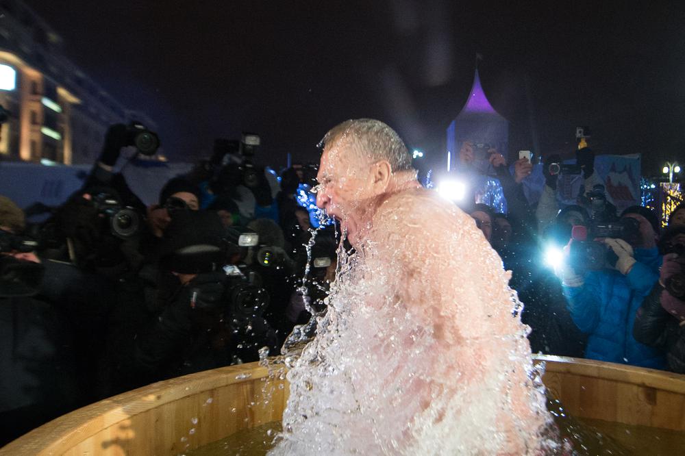 В центре Москвы почти полторы тысячи человек окунулись в купели на Крещение