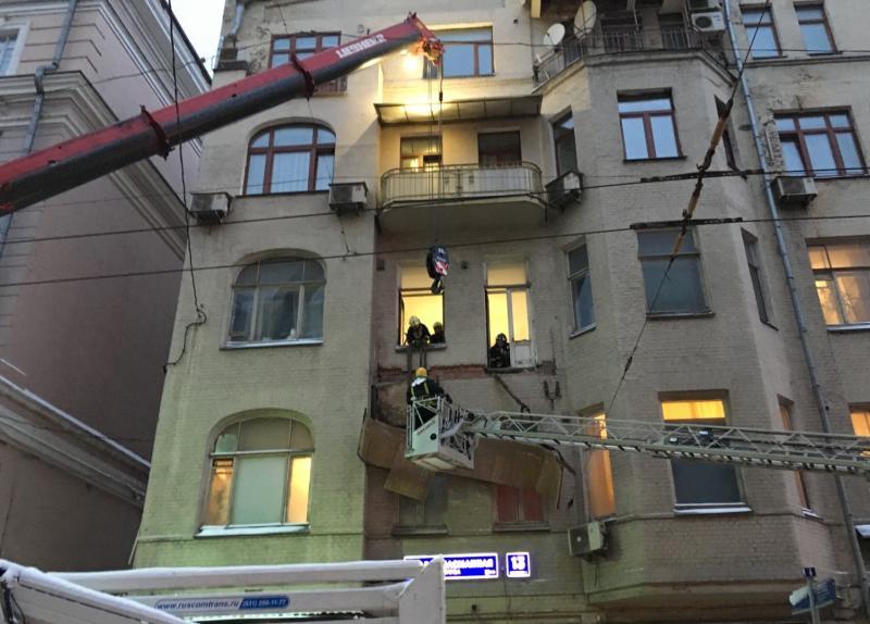 Просевший в центре Москвы балкон демонтировали