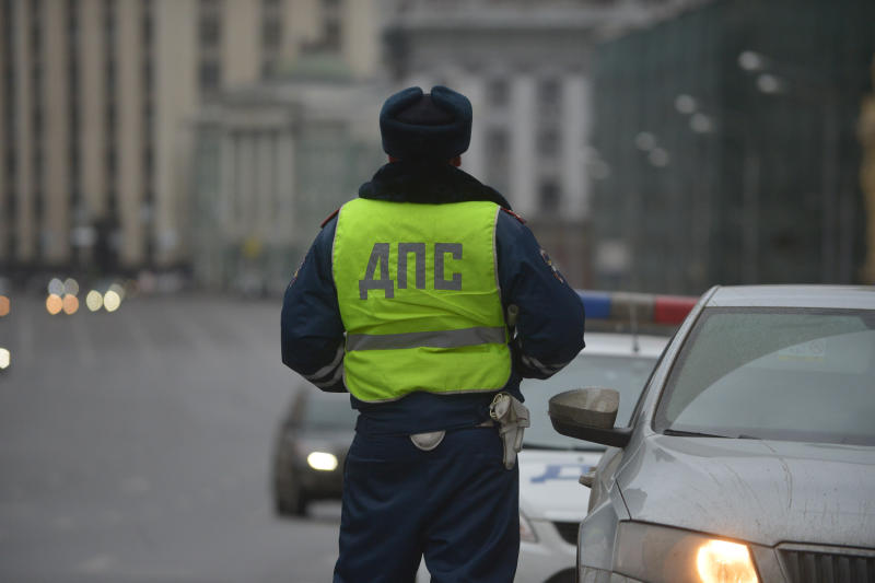На Киевском шоссе Москвы сотрудники дорожной полиции разбираются с причинами ДТП с пятью автомобилями