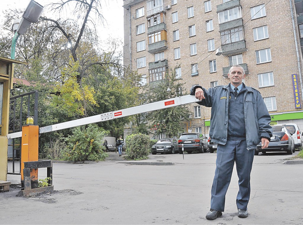 Что я видел сегодня во дворе дома. Шлагбаум. Шлагбаум во дворе. Охранник у шлагбаума. Шлагбаум для людей.