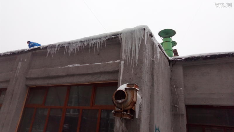 Из-за резкого потепления коммунальщики стали очищать крыши от снега